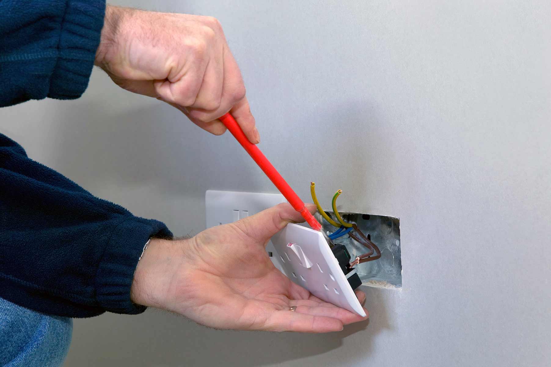 Our electricians can install plug sockets for domestic and commercial proeprties in Sunninghill and the local area. 
